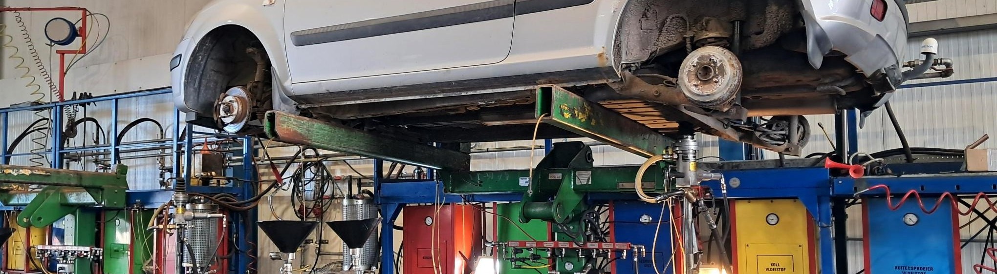 autodemontage-vloeistoffen-uit-sloopauto